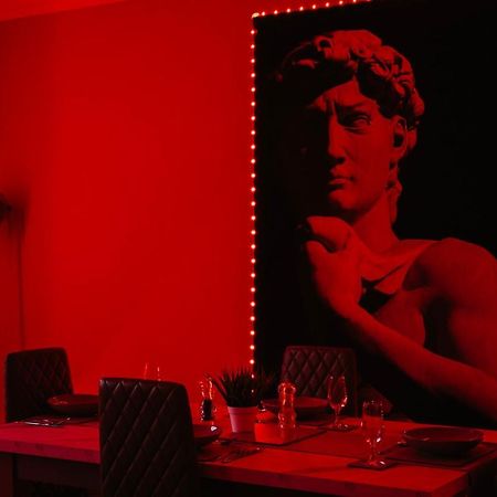 バースRoman Penthouse- City Skyline Views, 4K Tvs, 5G Wifi And More!アパートメント エクステリア 写真