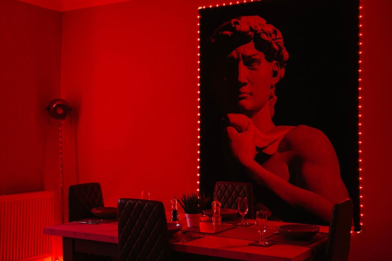 バースRoman Penthouse- City Skyline Views, 4K Tvs, 5G Wifi And More!アパートメント エクステリア 写真